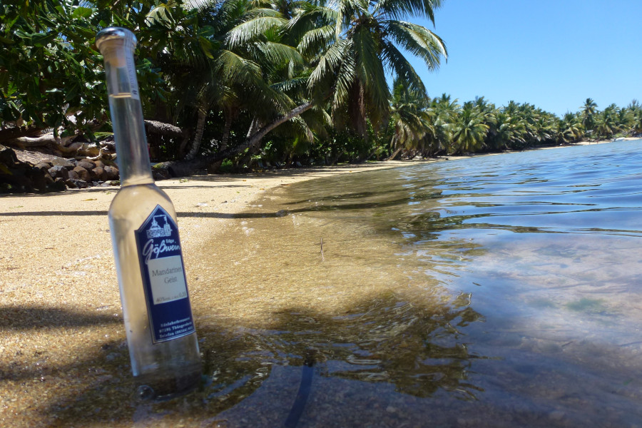Sommerlicher Schnaps-Cocktail am Strand